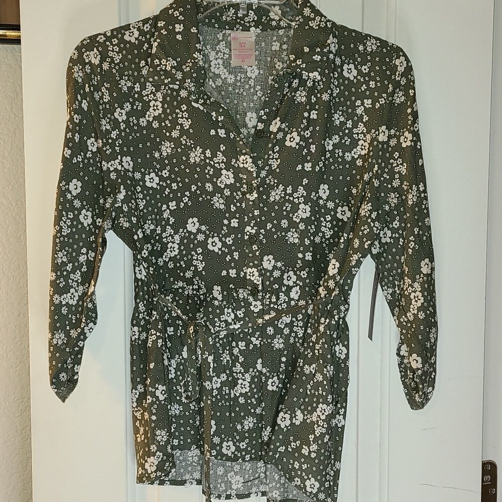 Cute button blouse with tie